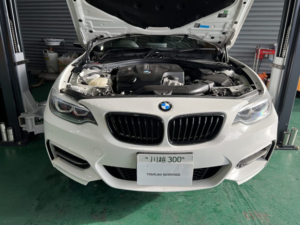 BMW F22 2シリーズ クーペのエンジンルーム内の画像